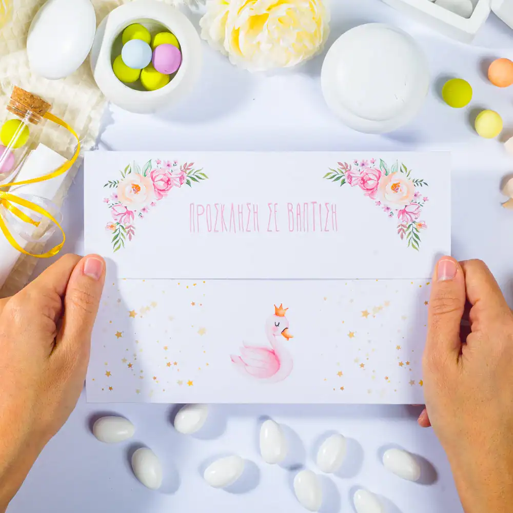 Πρόσκληση σε βάπτιση με ροζ κύκνο και floral διακόσμηση.