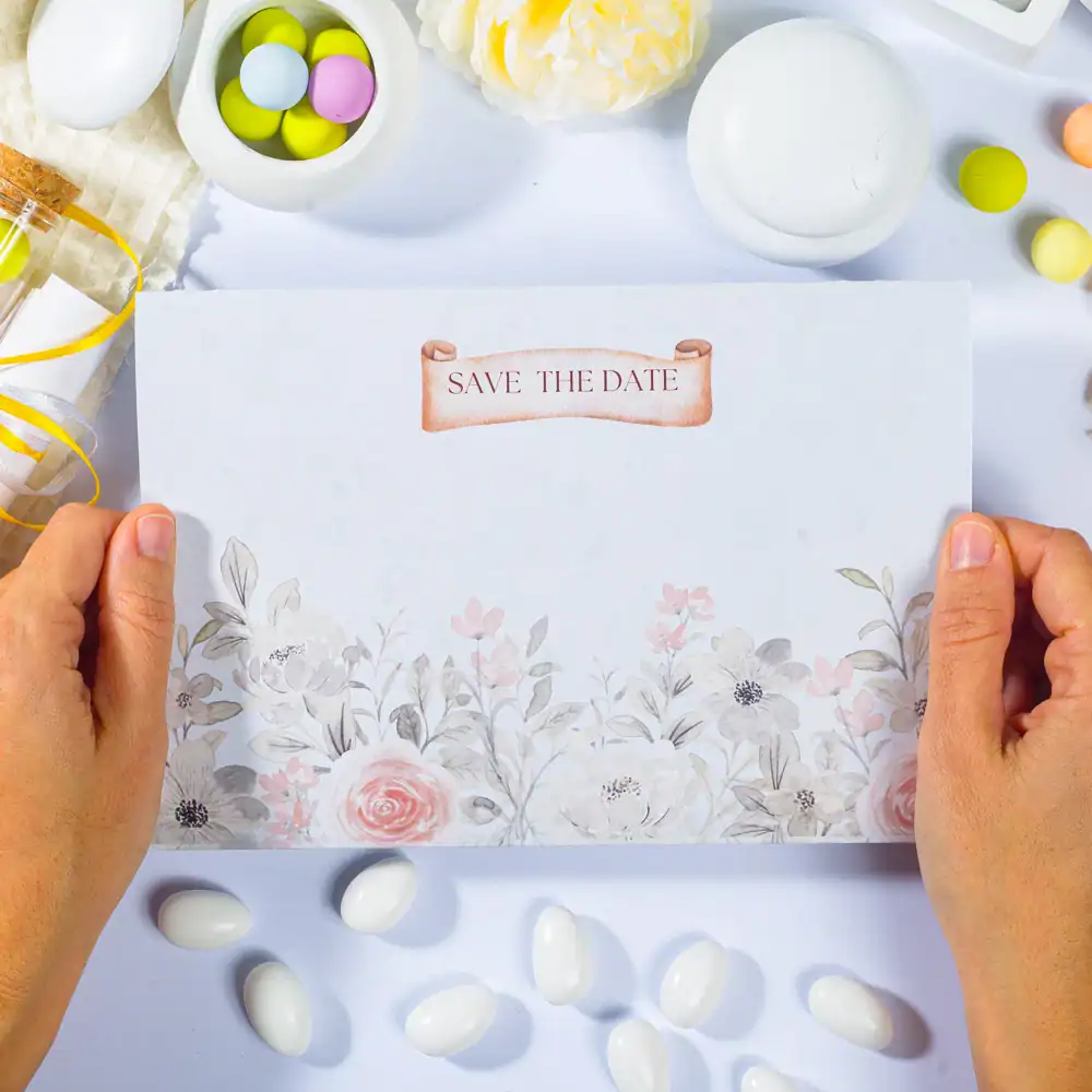 Ευχάριστη πρόσκληση "Save the Date" με floral σχέδιο και παστέλ χρώματα, ιδανική για γάμο ή εκδήλωση.