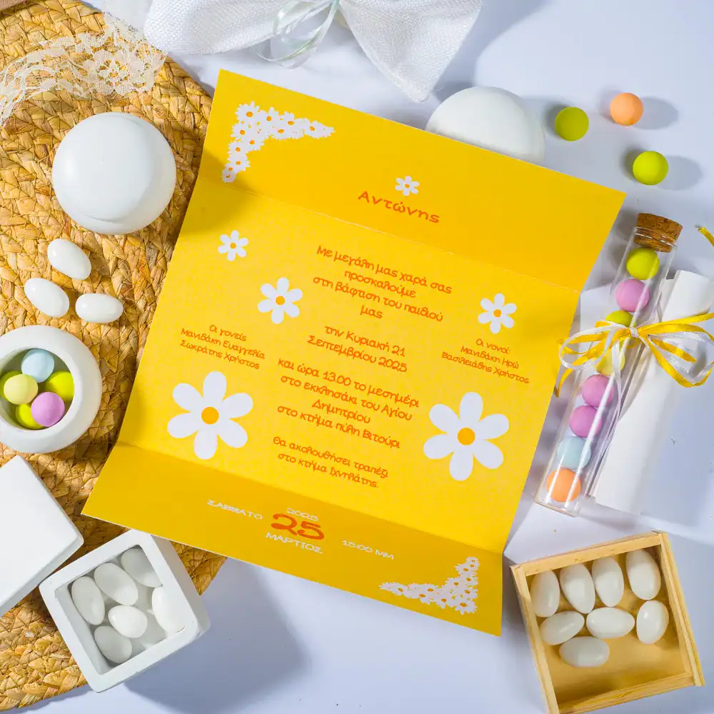 Φωτογραφία προσκλητηρίου βάπτισης με λουλουδάτο σχέδιο και γλυκά διακόσμηση, ιδανική για φωτογραφικό φωτοκλαμπ.