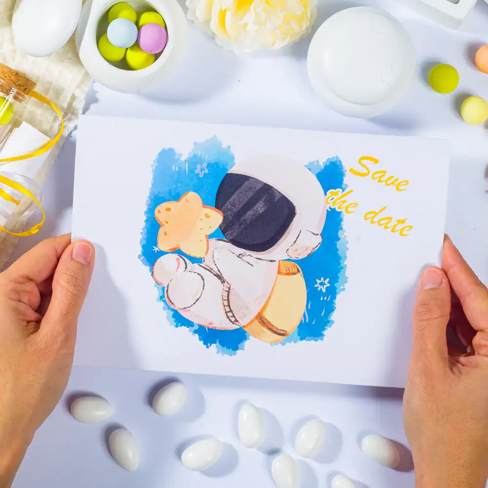 Μπλε διαστημική κάρτα “Save the Date” με εξωγήινο και αστροναύτη, πρωτότυπα εικόνα για εκδηλώσεις.