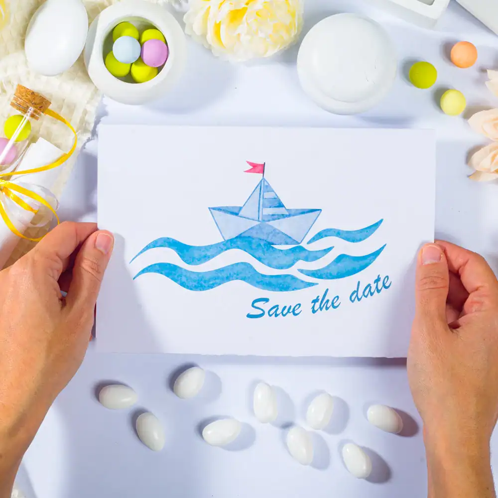 1. Πρωτότυπο ευχετήριο κάρτα "Save the Date" με πλοίο σε γαλάζιο θαλασσινό σχέδιο.